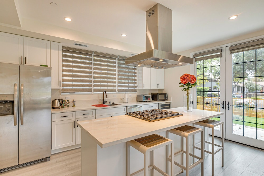 Shop, Dine & Explore Pasadena! Newly Built Home