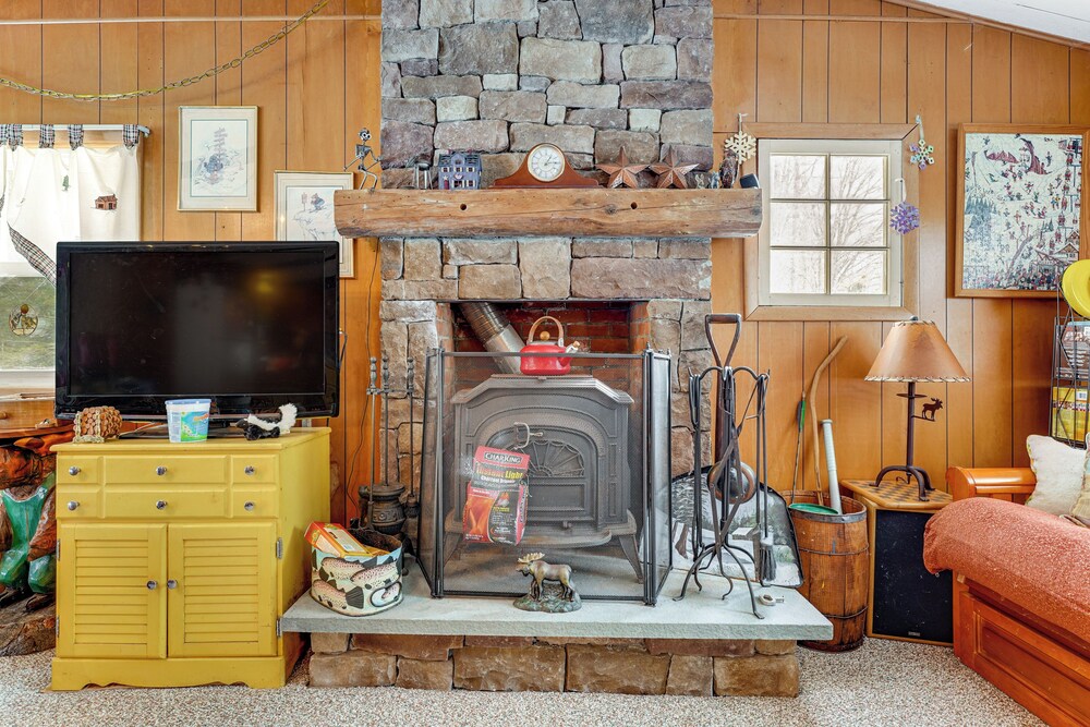 Hike, Ski & Unwind: Cabin w/ Deck in Chester!