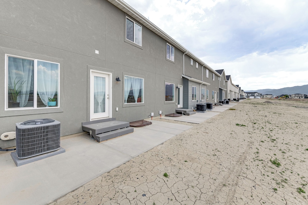5 Mi to Trails: Townhome in Eagle Mountain
