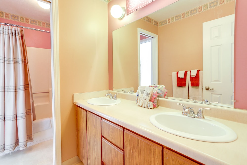 Port Clinton Condo w/ Community Pool & Hot Tub! view 4