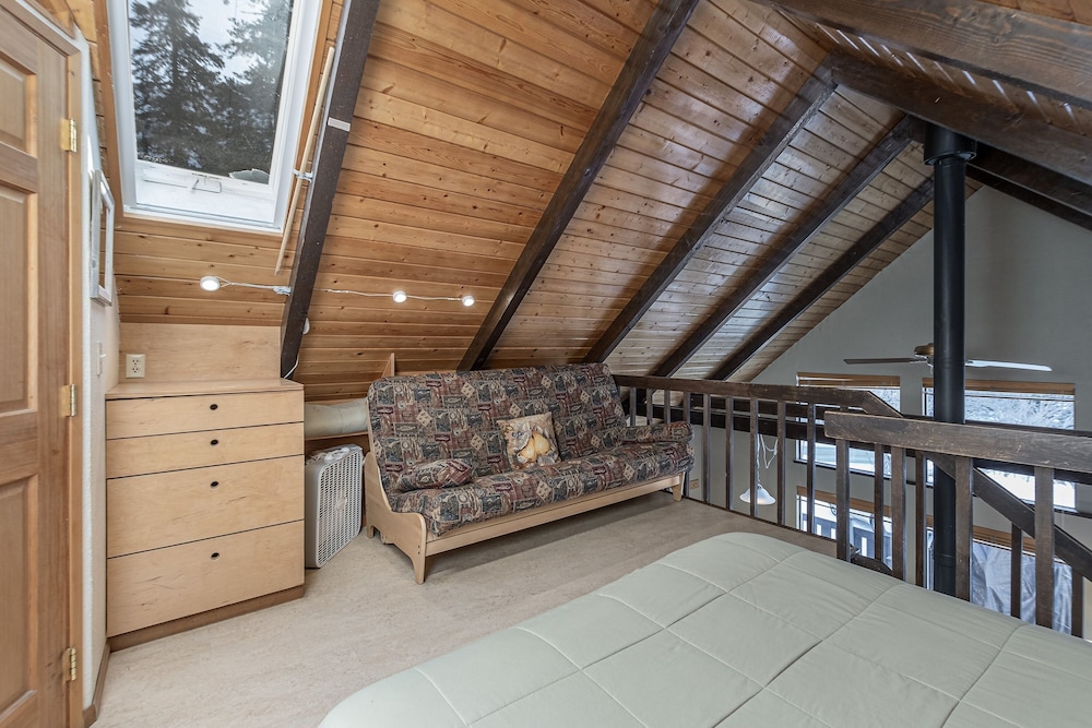 Icicle Chalet 1 Bedroom Cabin