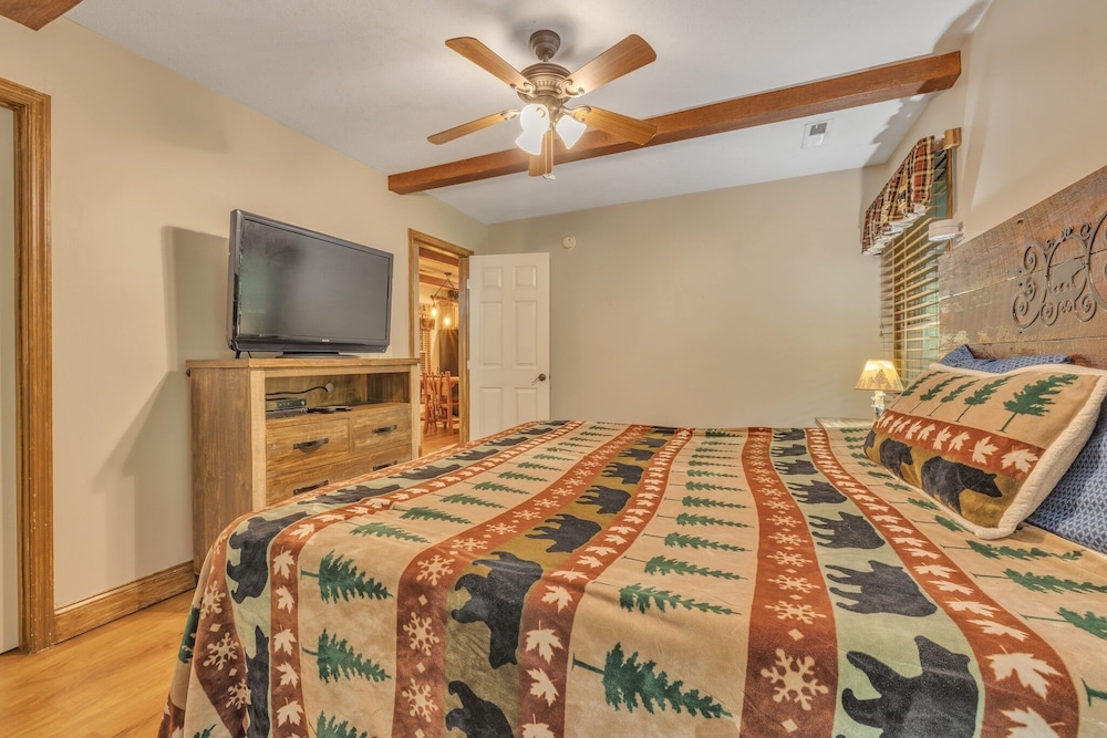 Cozy Cabin Between Gatlinburg & Pigeon Forge W/ Hot Tub 1 Bedroom Cabin by Redawning view 4