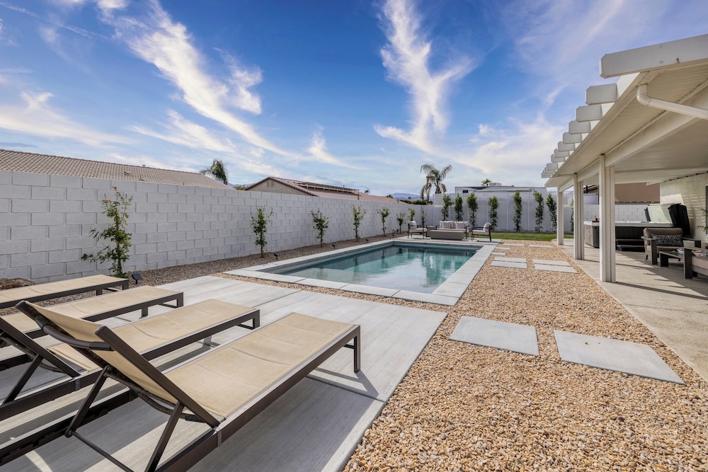 Montego by Avantstay Private Yard w/ Pool & Hot Tub