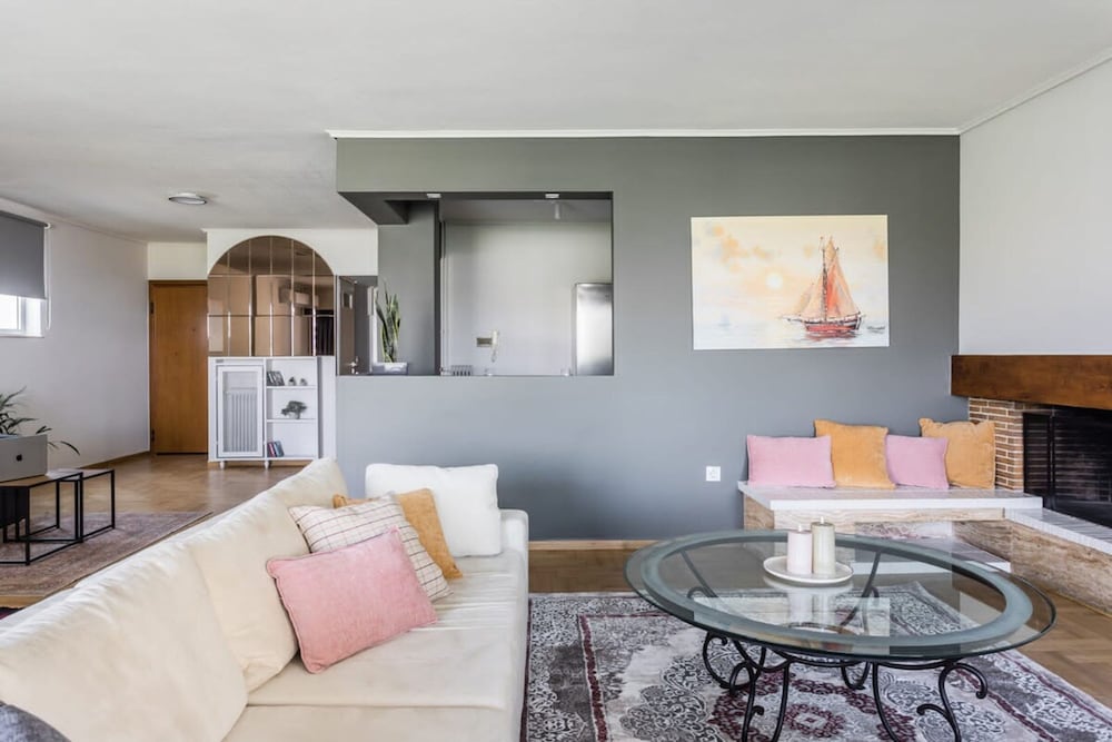 Spacious and Sunlit Seaside Flat