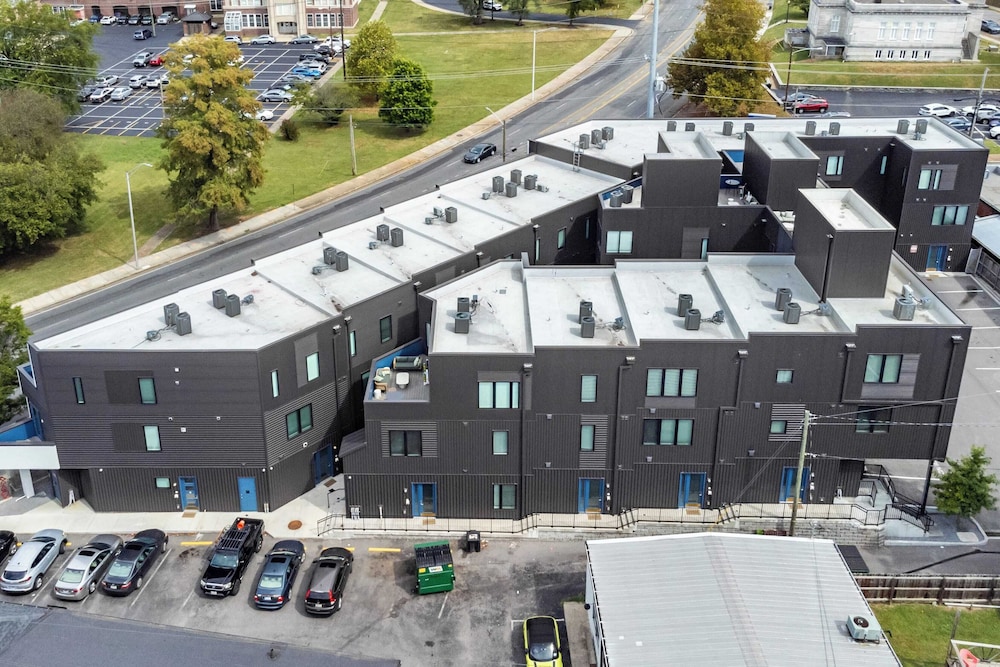 Sleeps 28 2 Units Near DT Nashville Outrider by Avantstay