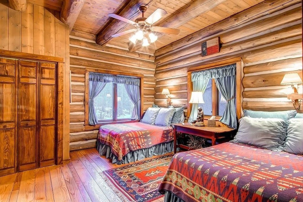Bear Lodge 6 Bedroom Home by RedAwning