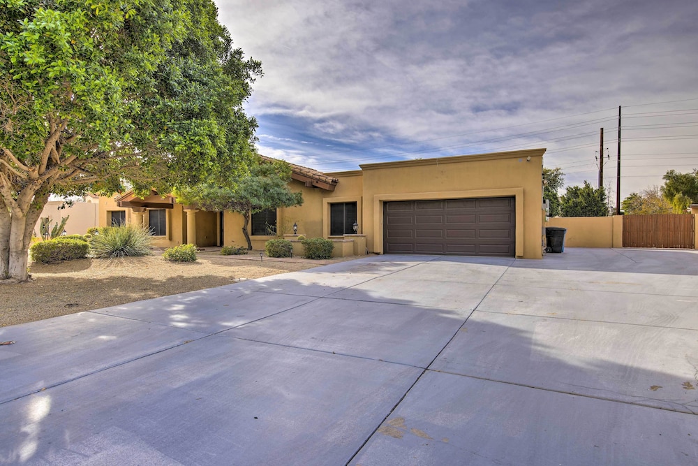 11 Mi to Phoenix: Tempe Escape w/ Patio & Bar! view 5