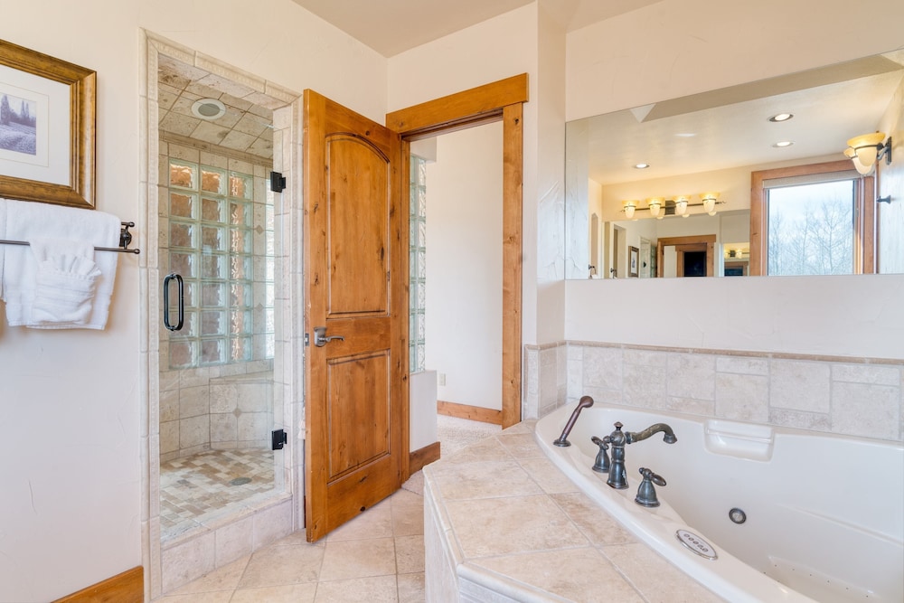 Summit County Vacations - Topaz Estate by Avantstay Luxe Home, Pool View - Property Image 21