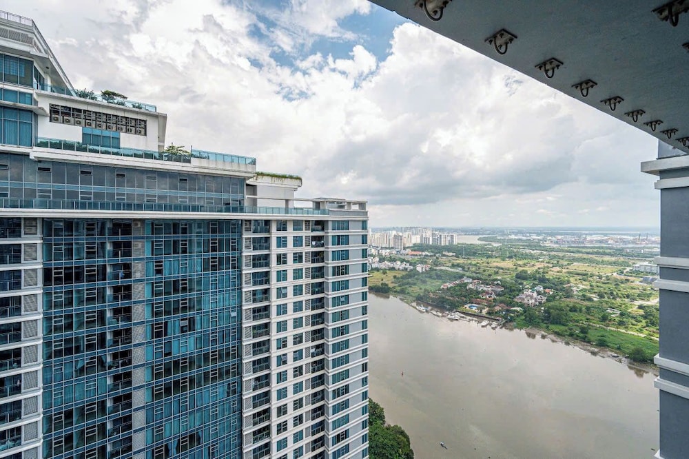 Luxury Sunwah Apartment near Landmark 81 - City View