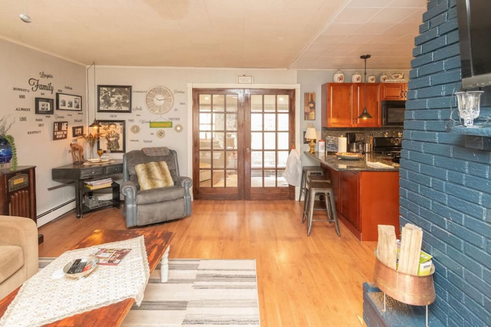 Amazing Hiking Cozy Home Close to Mountns Fireplace
