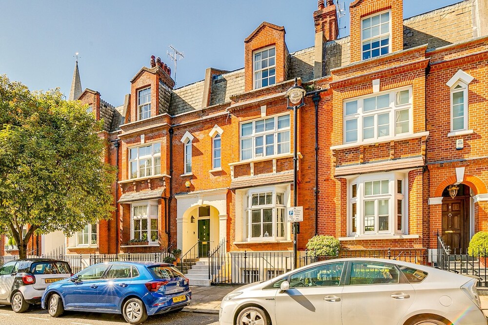 Belgravia - Charming Spacious 4 Bed Home for 9
