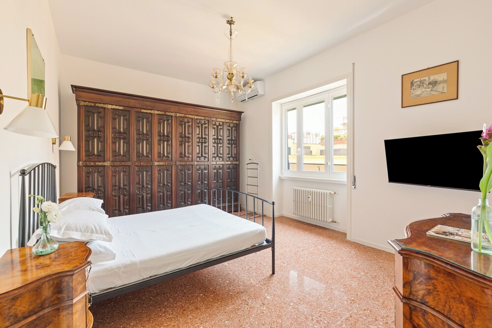Bright And Spacious Family Apartment In Parioli