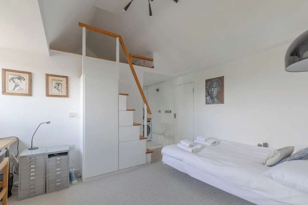 Compact & Light Studio Flat - Ladbroke Grove