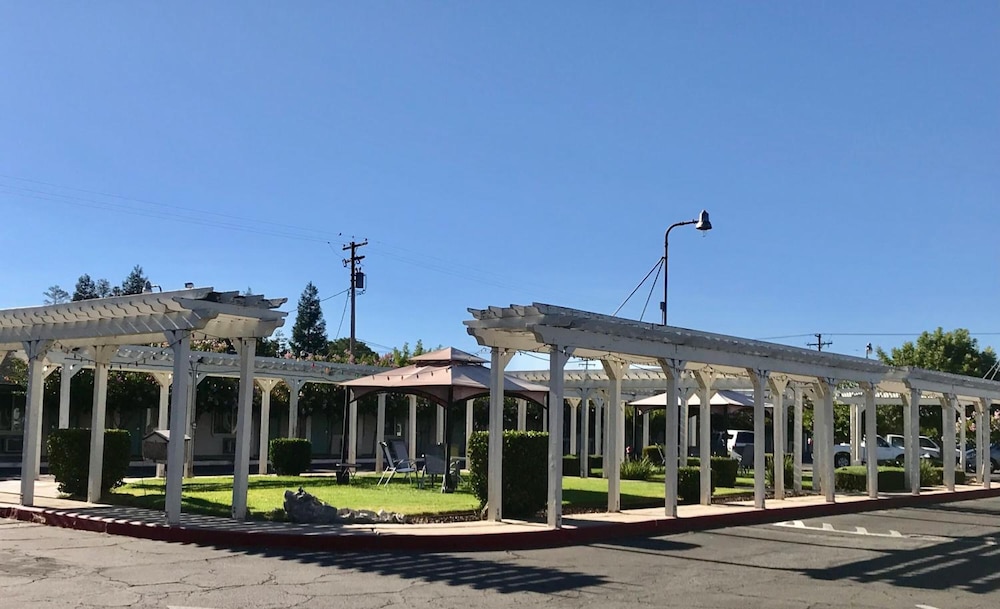 Turlock Vacations - Sunrise Inn Turlock - Property Image 2