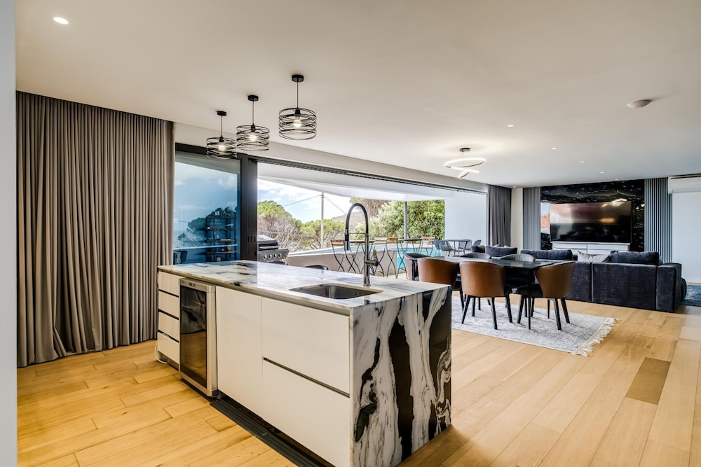 4BR Camps Bay Villa w Pool and Garden Casa Meya