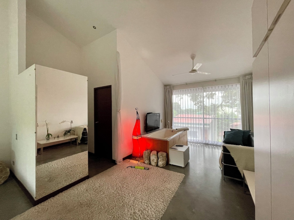 Beautiful Spacious Loft 2 Bedrooms 2 Full Baths 2 car Garage in Downtown