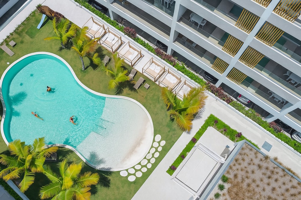 Chic 2BR Stay w Terrace Picuzzi 5 Min to Beach