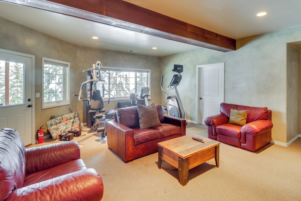 Mountain Views & Deck: Spacious Eureka Getaway!