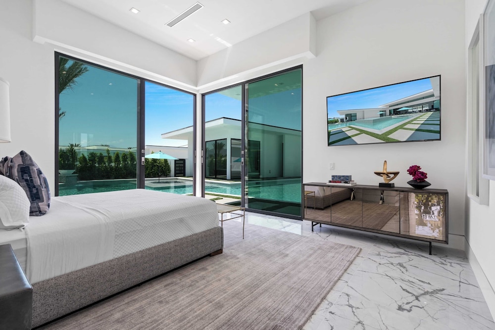 Sleeps 23 Pool, Hot Tub & Putting Green Minutes to Golf & Dining Bravo Villa #7 by Avantstay