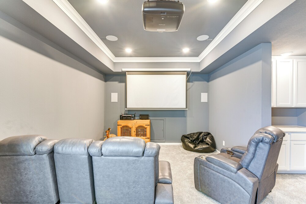 Games, Films & Outdoor Fun: Luxe Home in La Marque