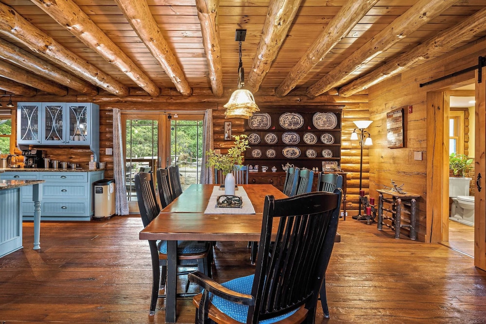 Bigwood Cabin Retreat Hot Tub, Game Room, Firepit Lounge & Private Yard