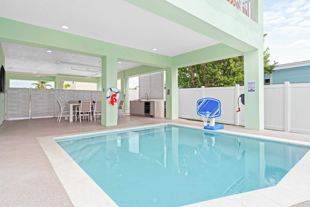 Aqua Verde Waterfront Lux Gem Dock Game Room