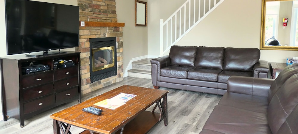 Mountain Views, Steps to BM Village, Hot Tub, BBQ.
