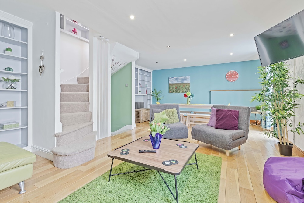 Pebble Mews House | By My Getaways | Parking for one small car