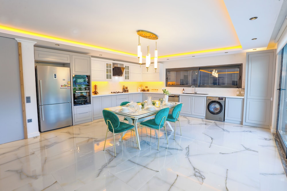Villa White House