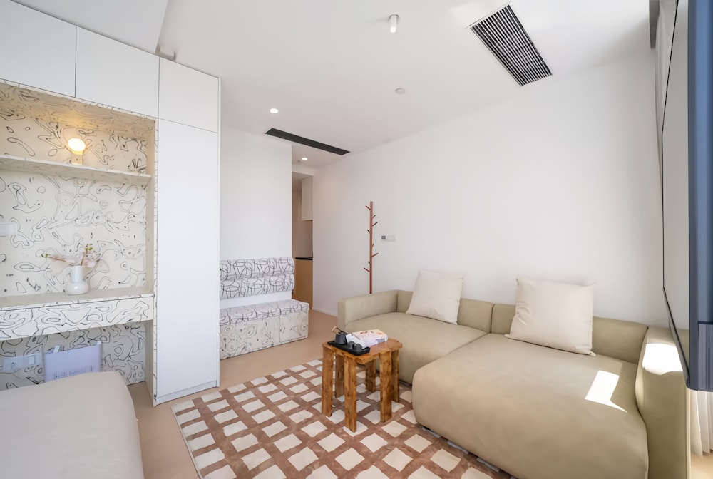 Shanghai Hills & Fan Stay