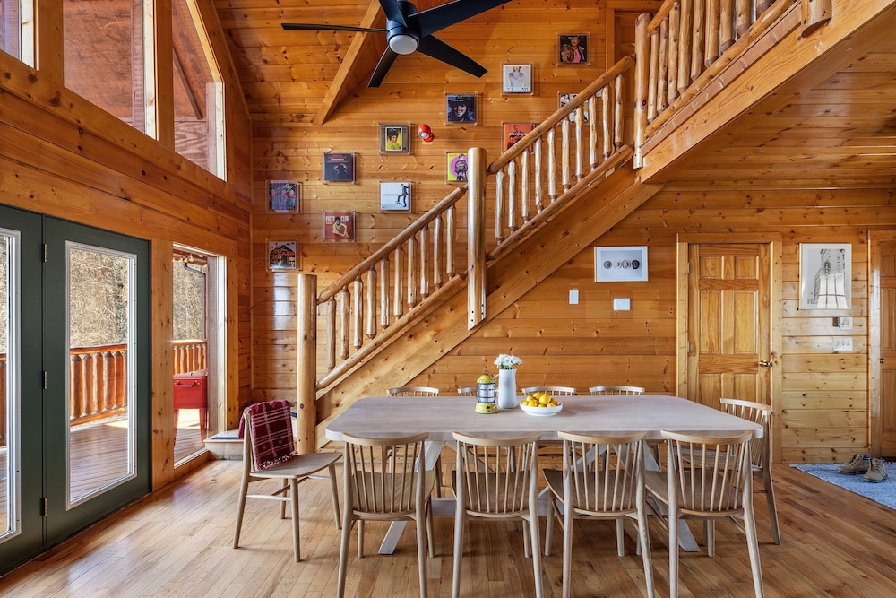 Bears Den Way Resort Cabin w Games Hot Tub View Mins From Dollywood