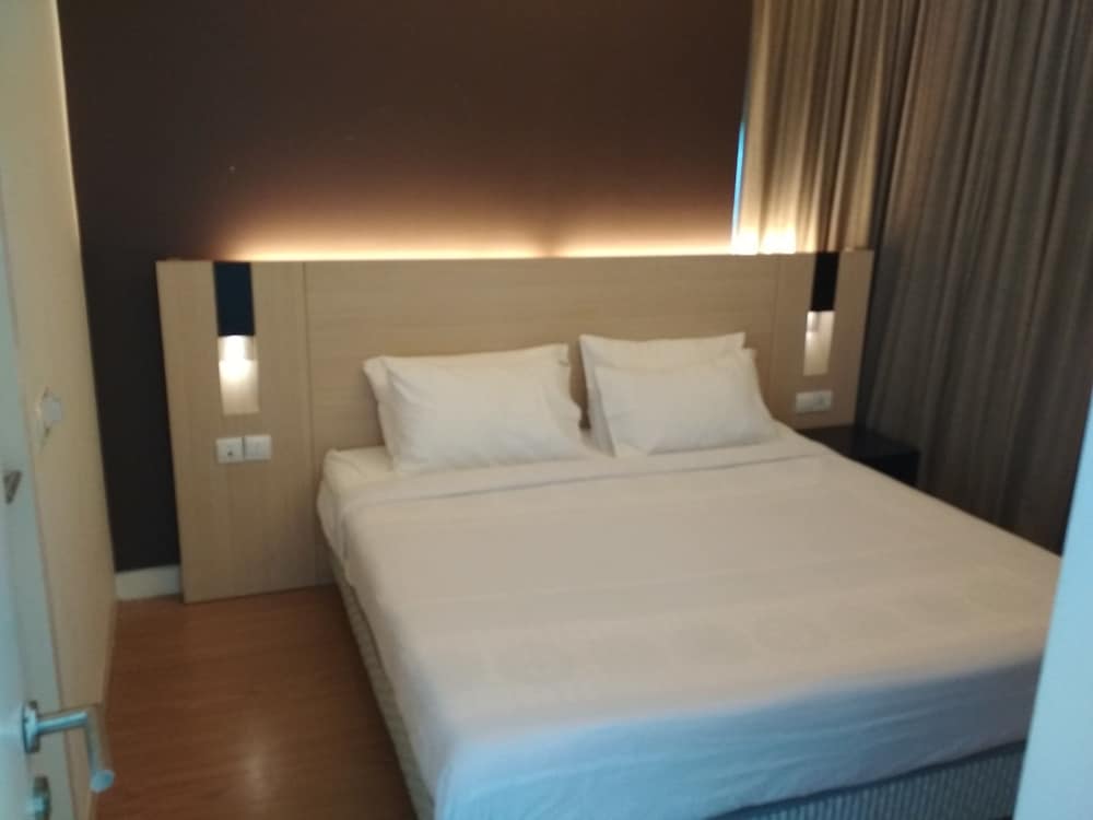 Queens Service Suite at Swiss Garden Residences