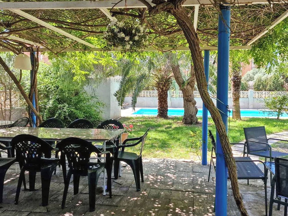 House With Exclusive Pool and Garden 7 min Walk From the Beach and the Center