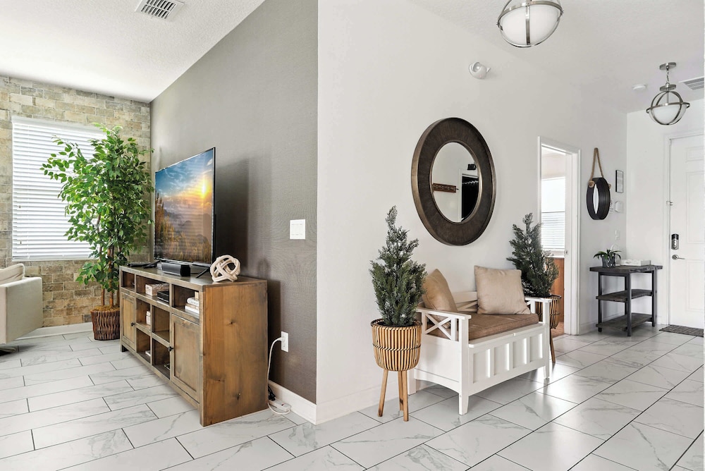 Luxury Decor 6BR at Storey Lake Sleeps 16