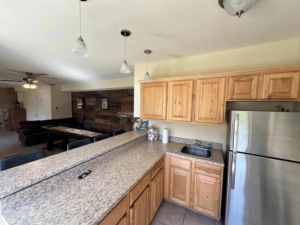 Lake It Easy - Waterfront Getaway With 7 Bedrooms!