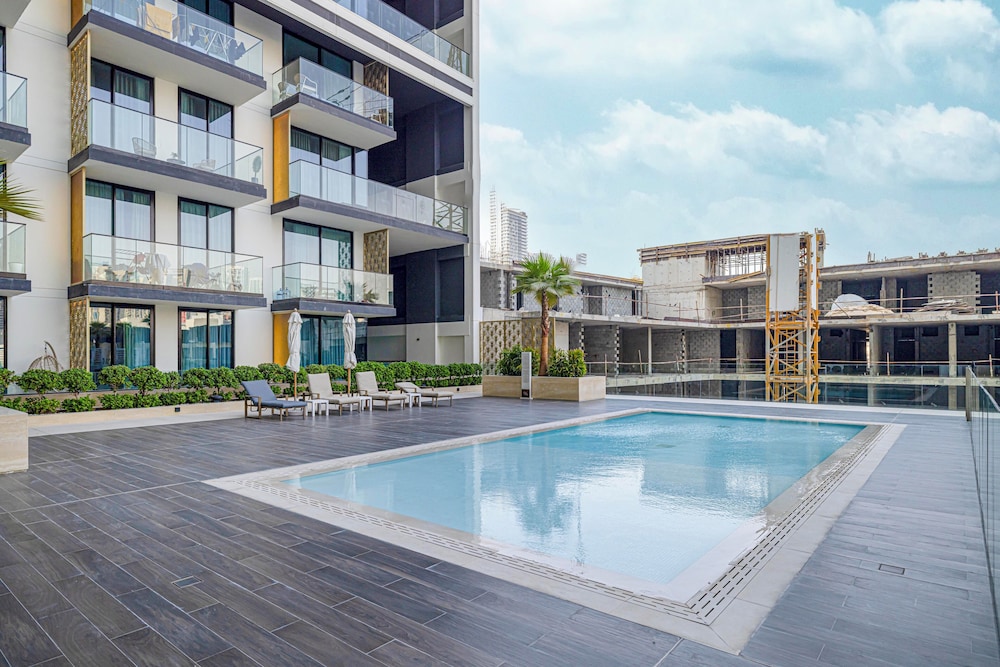 Binghatti Suites by Hostiva - City View