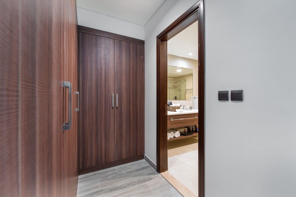 Maison Privee - Chic Coastal Escape w/ Sea Views on Palm Entry
