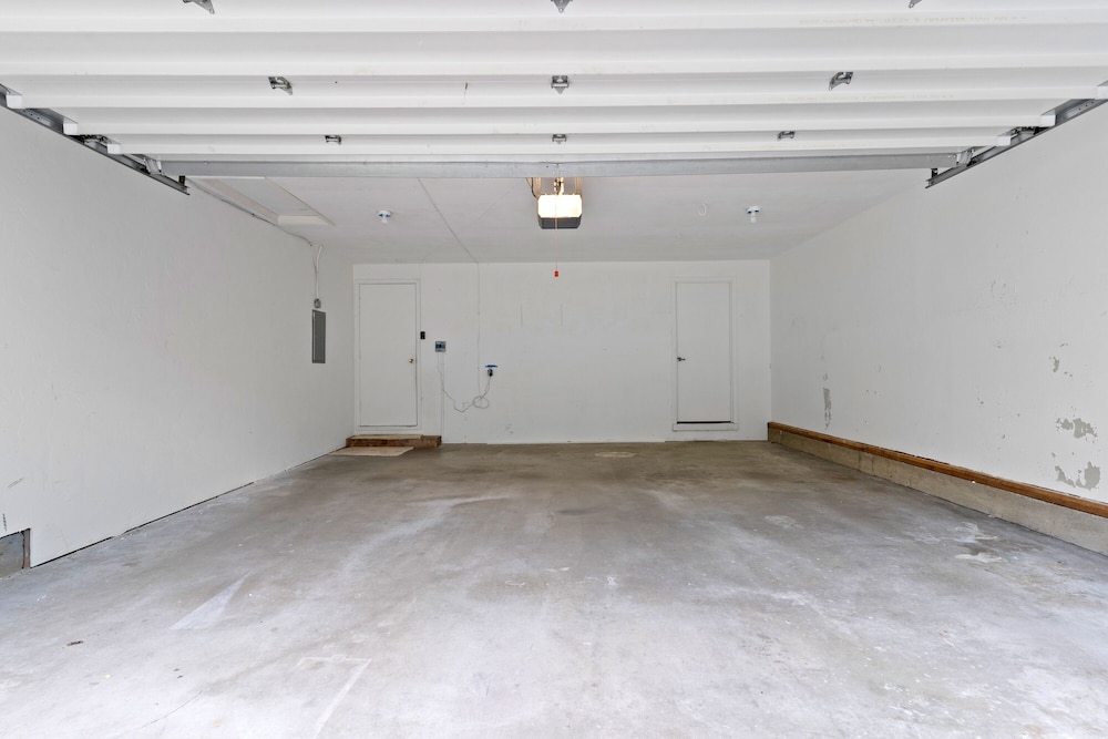 Serenity On 6th 30 Day Minimum 4 Bedroom Home by RedAwning
