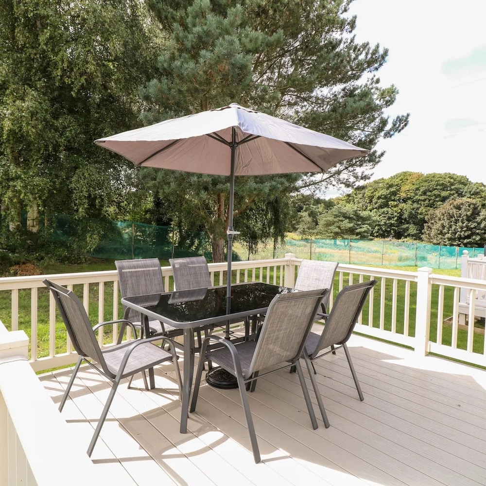 5 Berth 3 Bedroom Caravan Holiday Home in Fritton view 3