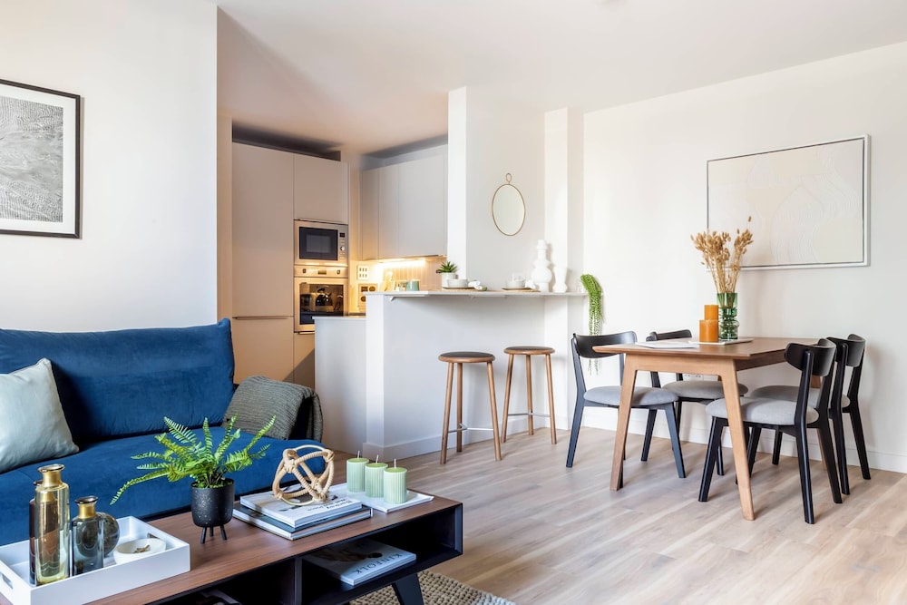 Croydon Central Apartments by Urban Rest