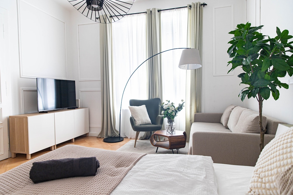 City Apartment - 5 min to Metro