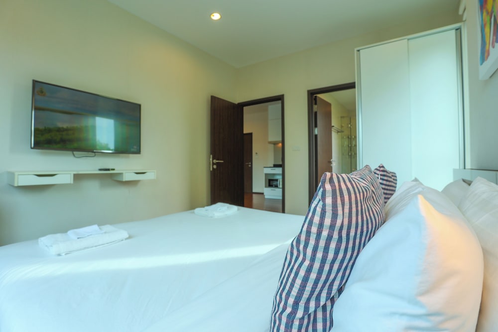 Chic Condo Just 100m from the Shore c130