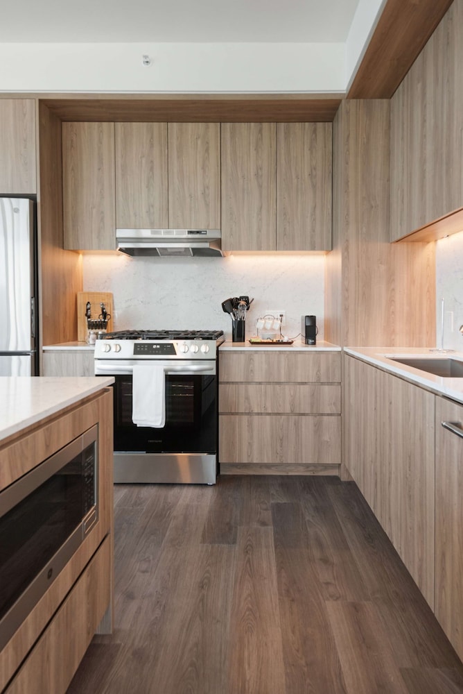 Top-tier Stay 49th Fl Lakefront City Views