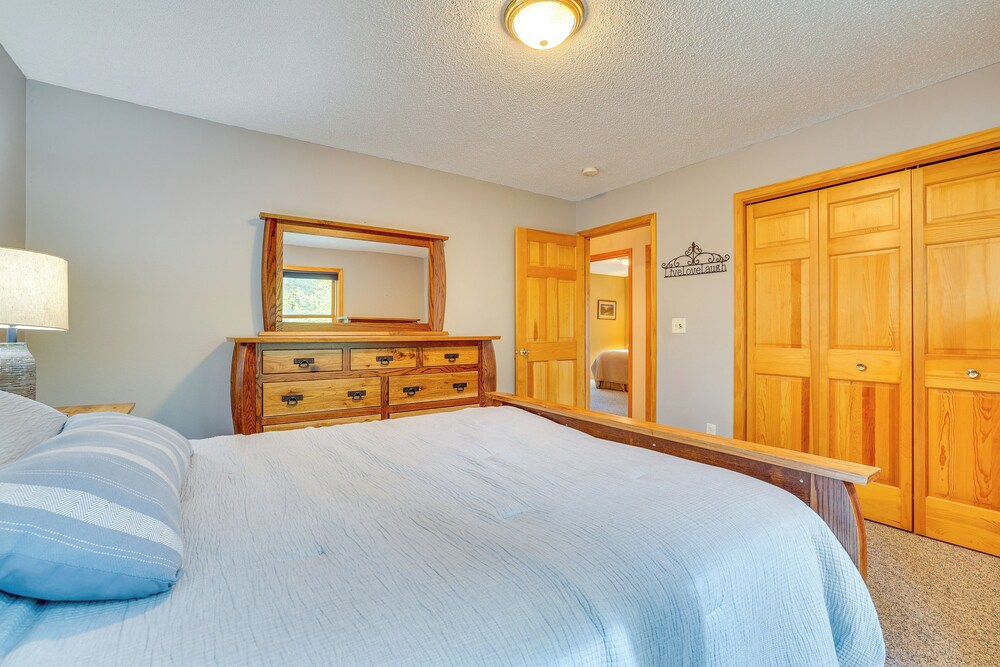 Gorgeous Lake Arbutus Getaway w/ Dock & Boat House
