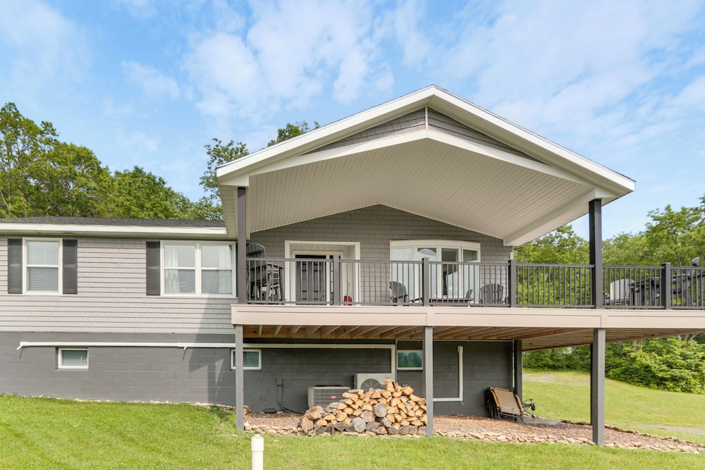 Mtn-view Pleasantville Home on 100 Acres!