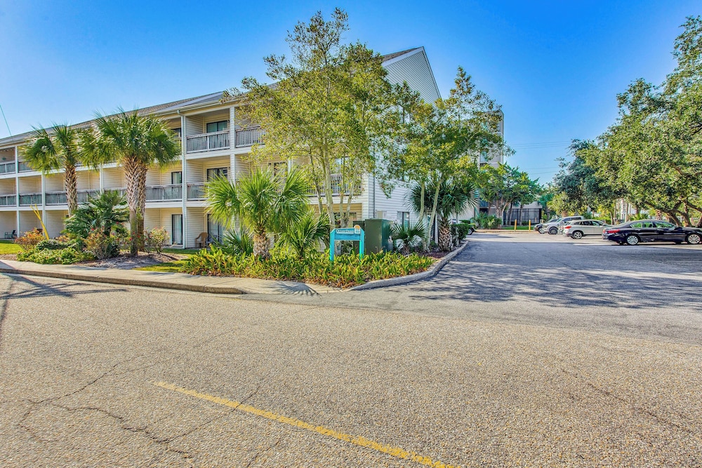 Walk to Ocean: Myrtle Beach Townhome w/ Patio