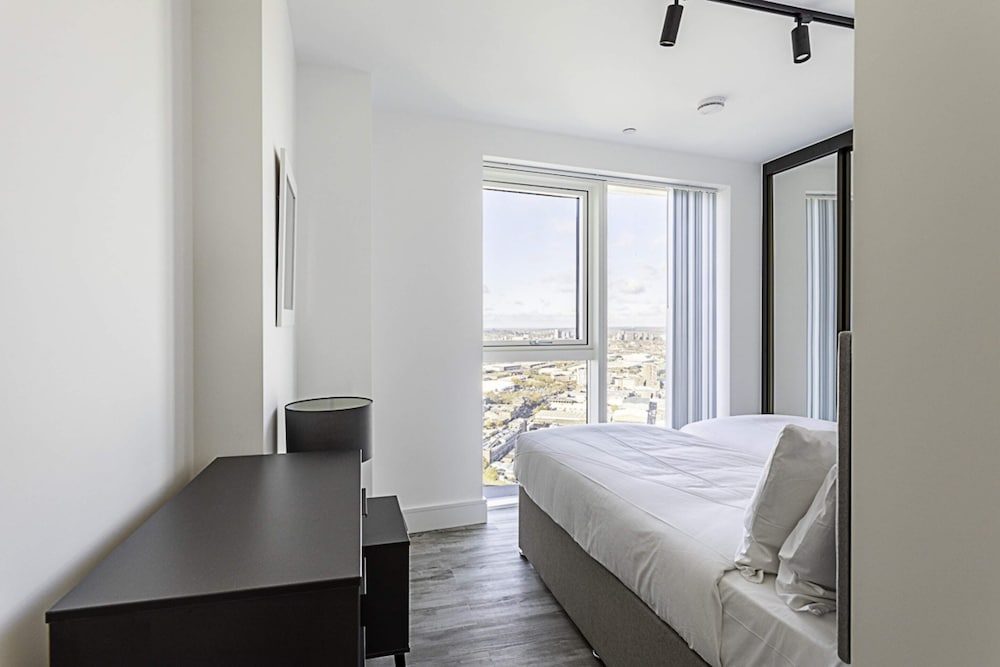 Beautiful 2 Bed Icon Tower Flat 5
