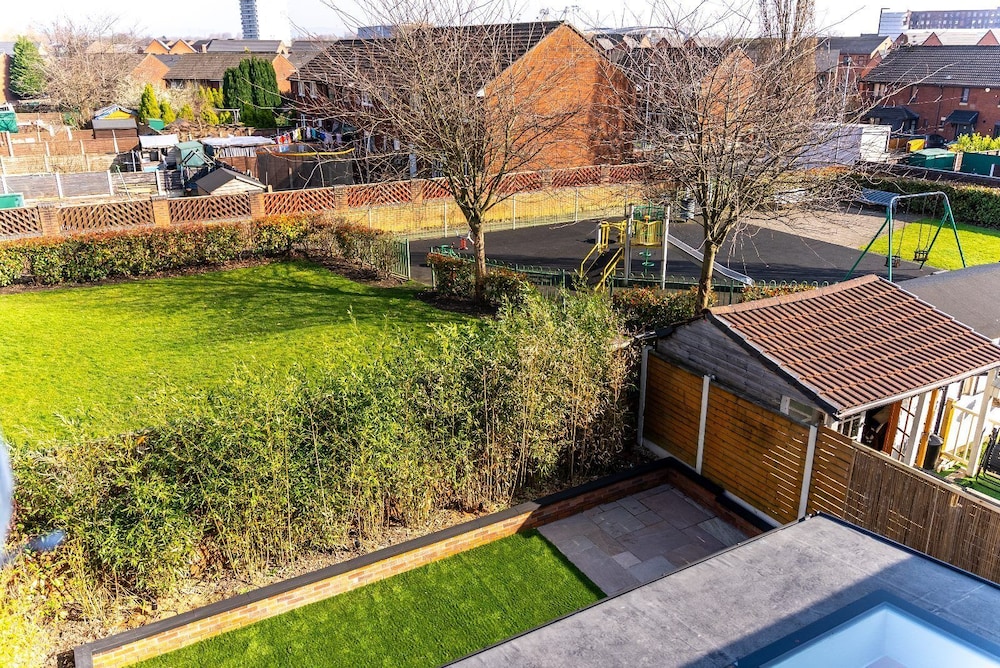 Luxury 8 Bed Home Manchester