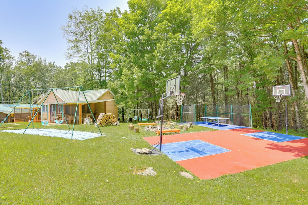 6 Mi to Bethel Woods: Cabin w/ Pool Access