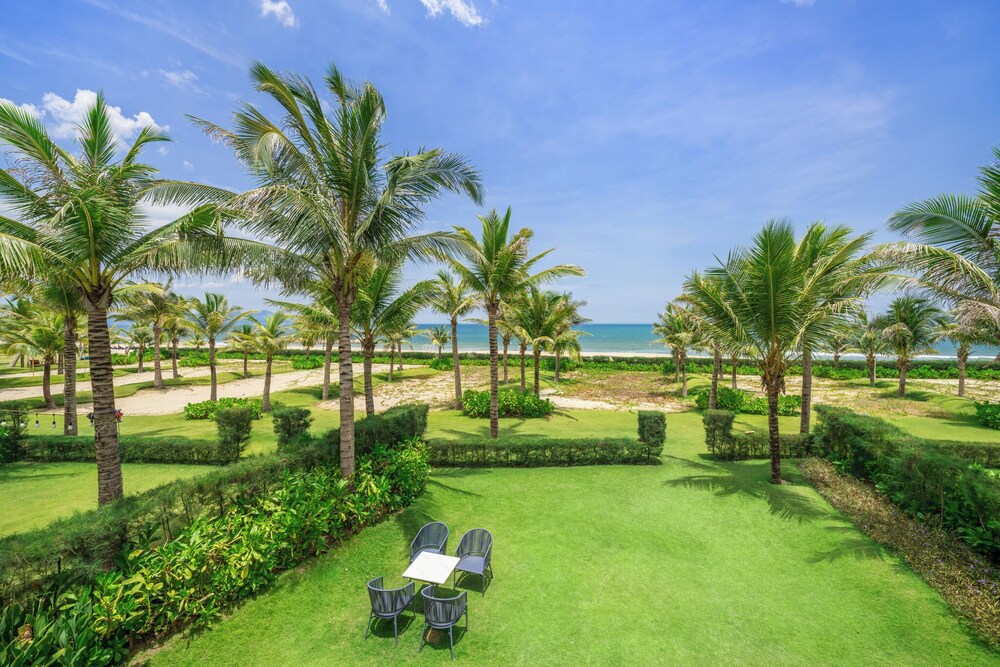 Aqua Vista Hoi An Beachfront Villas